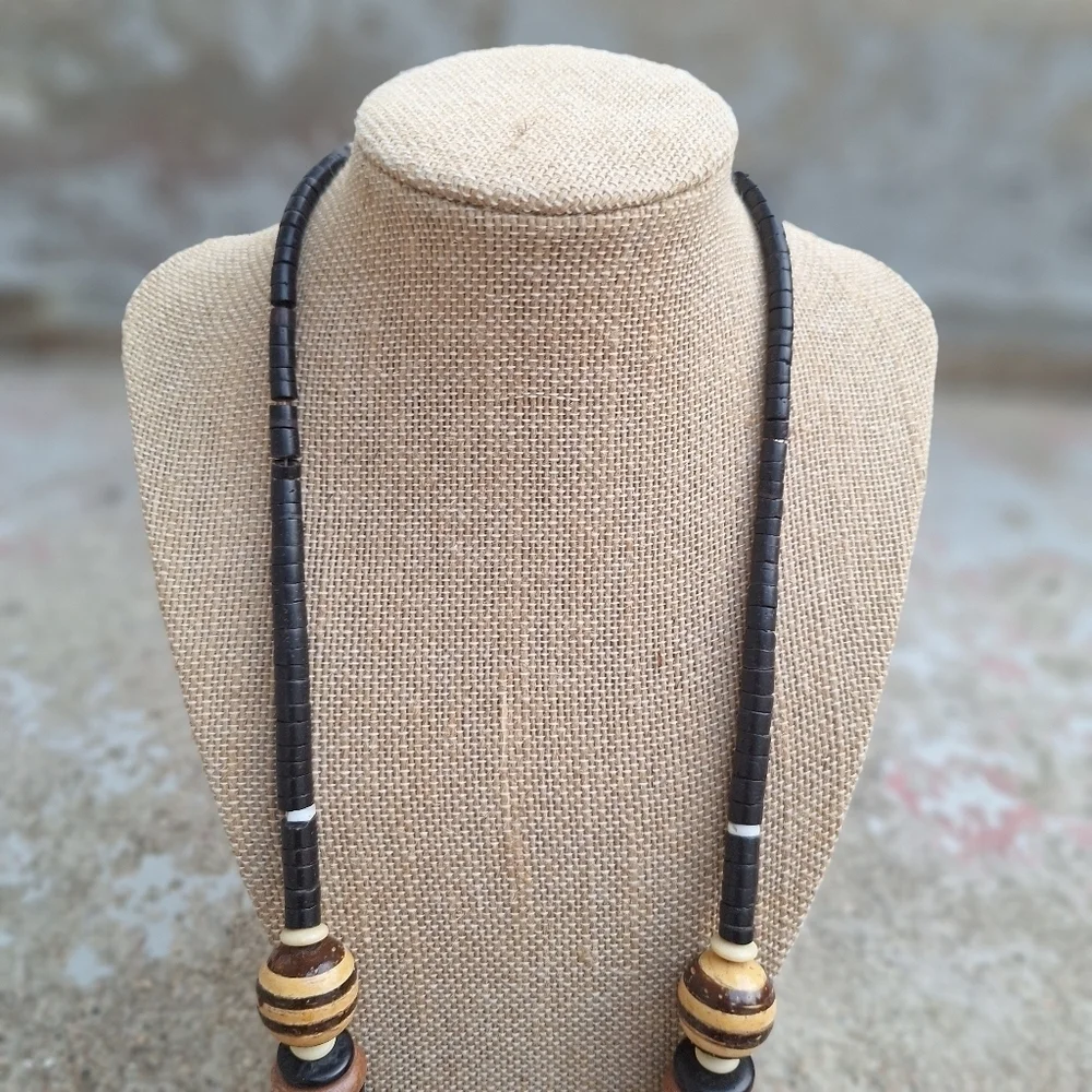 🌟 Elegant Wooden Bead Necklace